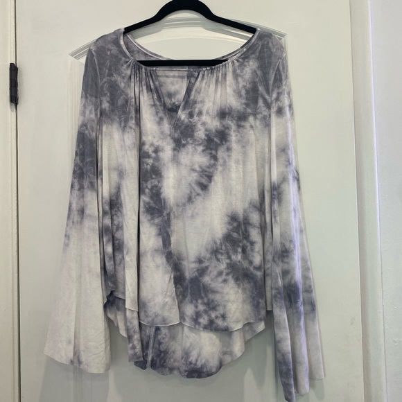 American Eagle Outfitters Tops - Soft and sexy blouse